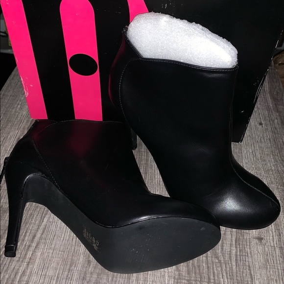 NWT Sz. 9 women’s 4” heel booties vegan leather by Michael Antonio - Picture 6 of 7